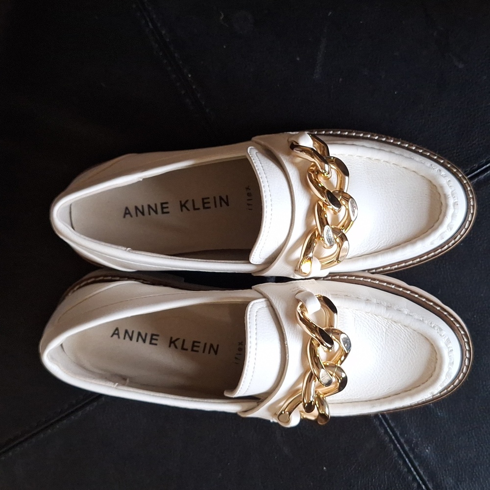 EUC  Klein Emmychain Anne Klein Limited Edition Size 6